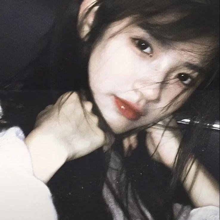 给小酒馆女子喝高杯酒